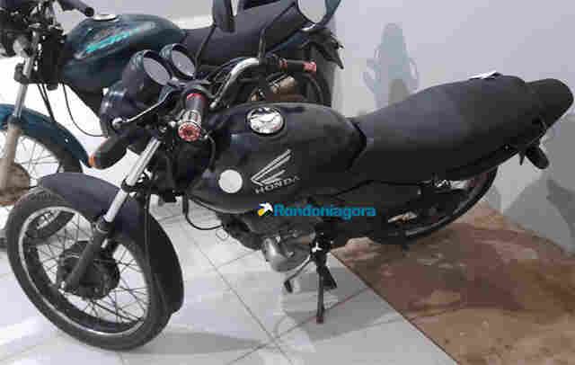 Vigilante é preso ao oferecer moto roubada para venda