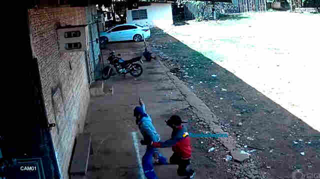 Vídeo mostra criminoso atirando em policial penal na capital