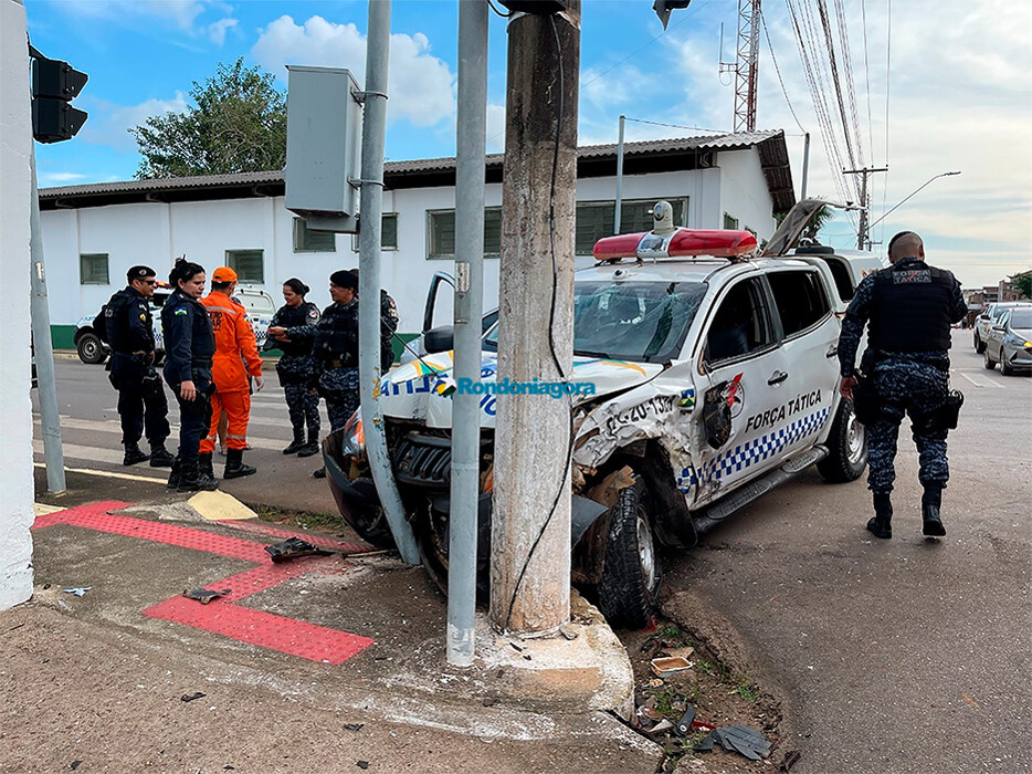 Policiais militares são socorridos para hospital após acidente em cruzamento na capital