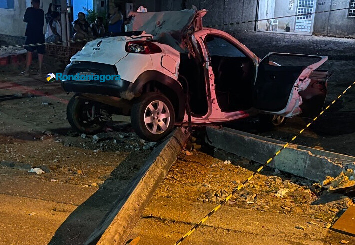 Carro derruba poste e passageiro morre em grave acidente na capital