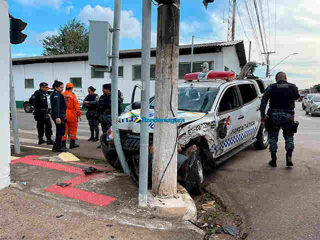 Policiais militares são socorridos para hospital após acidente em cruzamento na capital