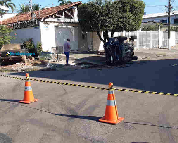 Colisão deixa carro capotado na região central de Porto Velho