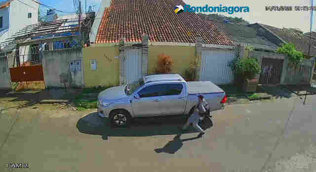 Vídeo: criminosos invadem casa, roubam R$ 35 mil em dinheiro e fogem em Hilux