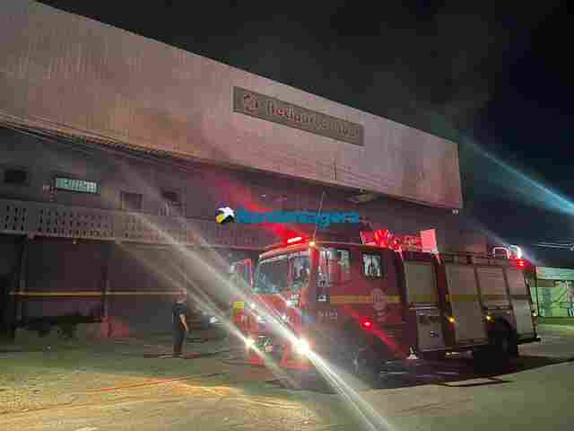 Fogo atinge empresa que compra e vende materiais recicláveis na capital