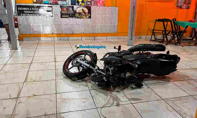 Motociclista fica ferido após colidir em parede de lanchonete