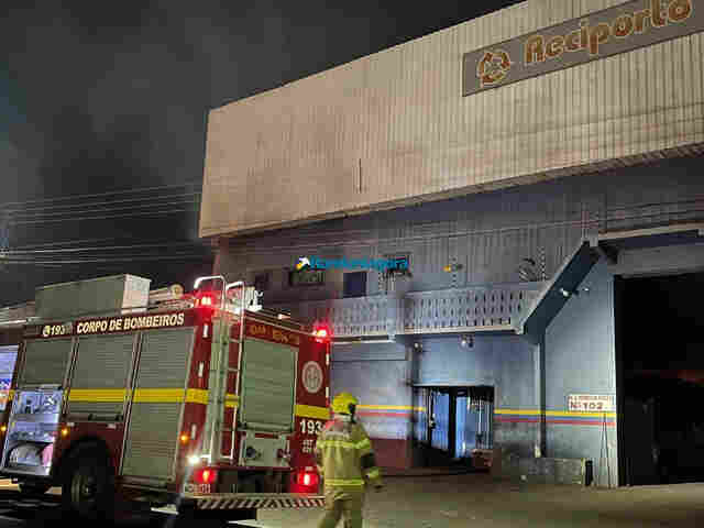 Bombeiros controlam incêndio em galpão de materiais recicláveis