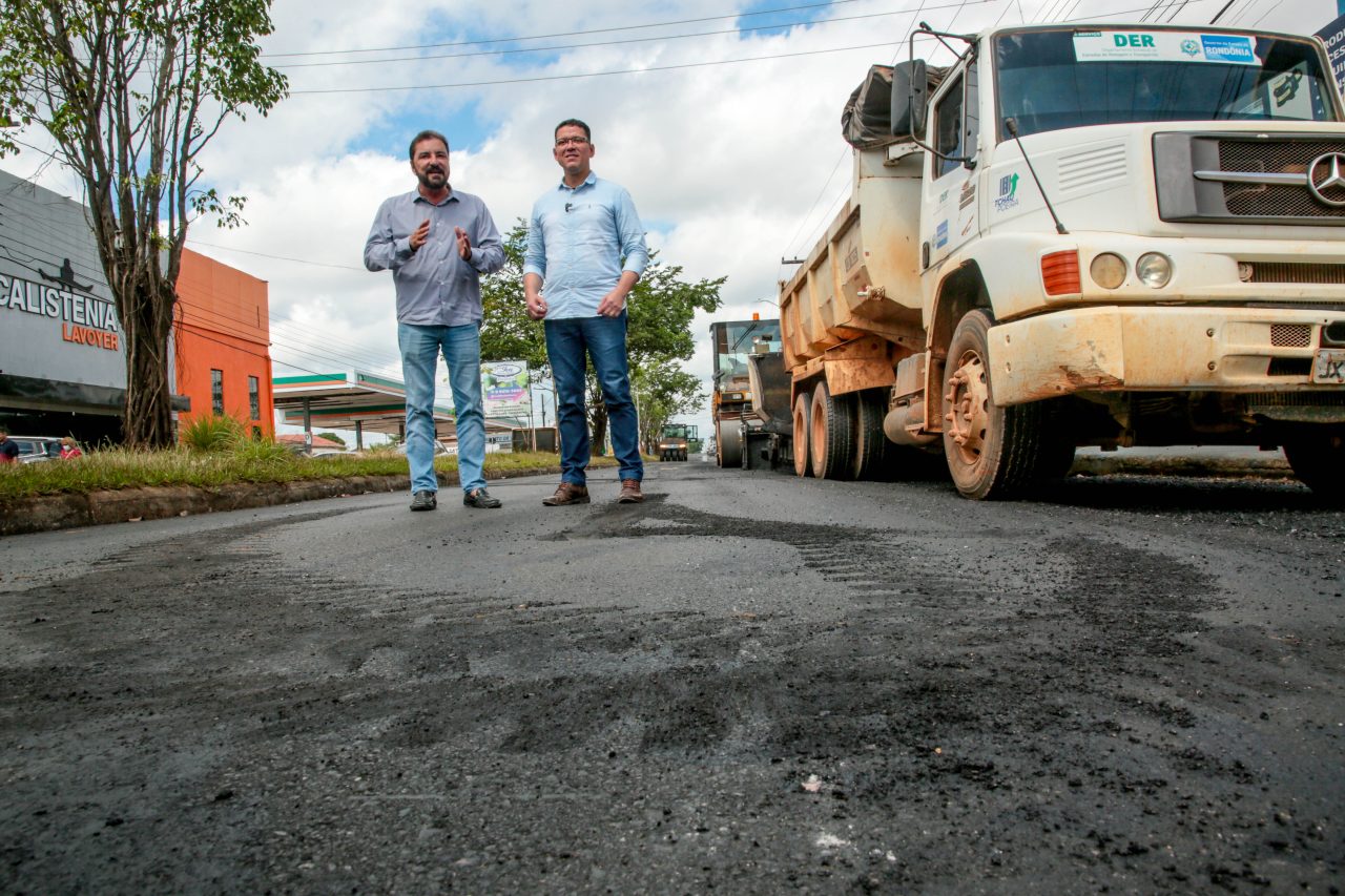 Governador assina autorização para asfalto em 40 km de vias de Porto Velho e consolida aliança com Hildon