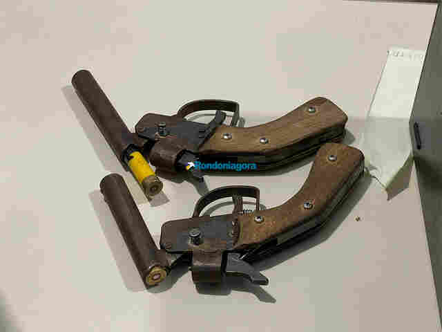 Dupla é flagrada com armas de fogo na zona leste da capital