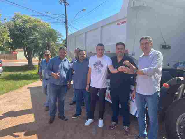 Léo Moraes entrega máquinas e equipamentos agrícolas para 14 municípios