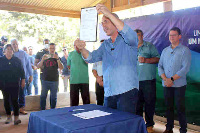 Em momento histórico, Ismael Crispin assina com o governador, ordens de serviço para duas ações importantes