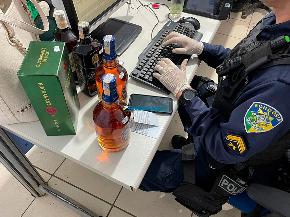 Seguranças flagram mulher furtando bebidas alcoólicas em supermercado