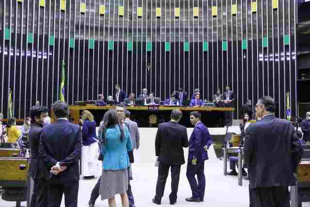 Congresso derruba 13 vetos presidenciais