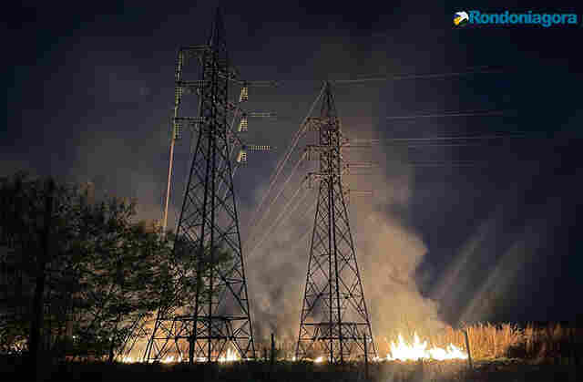 Incêndio destrói vegetação e coloca residências em risco na capital