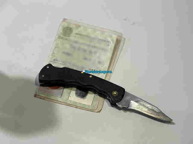 Mulher é presa após ferir trabalhador a golpes de canivete