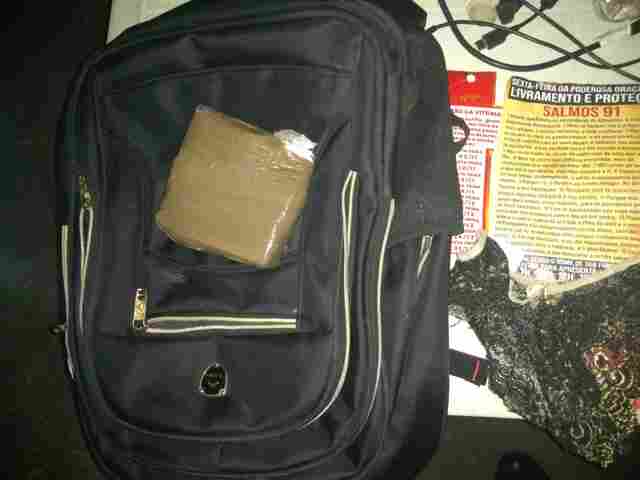 Motorista foge de blitz, causa acidente e abandona bolsa com pasta base de cocaína