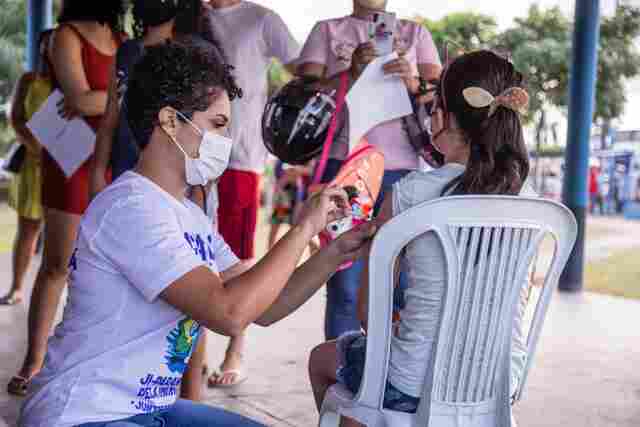 Crianças de 3 a 5 anos começam a ser vacinadas contra Covid-19, em Ji-Paraná