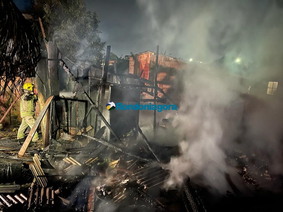 Casa de madeira é destruída por incêndio na zona sul de Porto  Velho