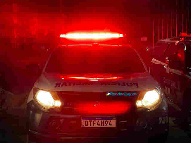 Bandidos invadem casa, rendem moradores e roubam cartões e celulares