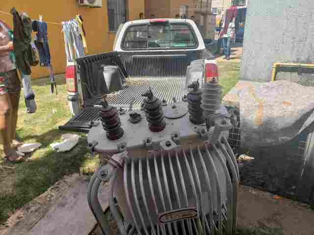 Três são presos tentando colocar transformador da Energisa em carro