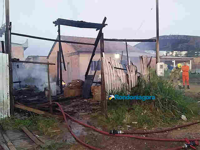 Casa é destrúida pelo fogo nesta quinta-feira