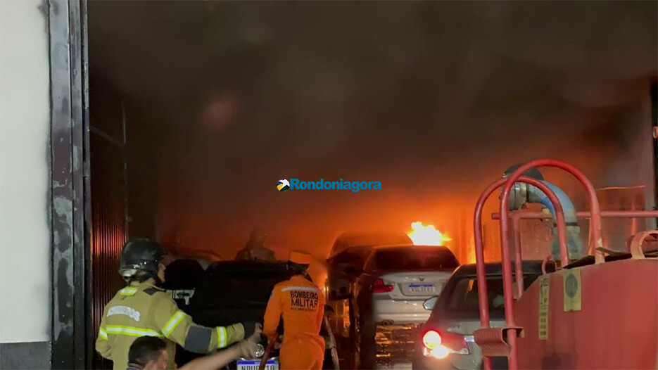 Vídeo: Incêndio destrói veículos em oficina na capital