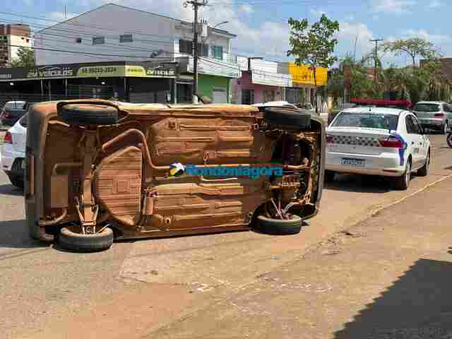 Motorista invade preferencial e causa acidente com tombamento de veículo