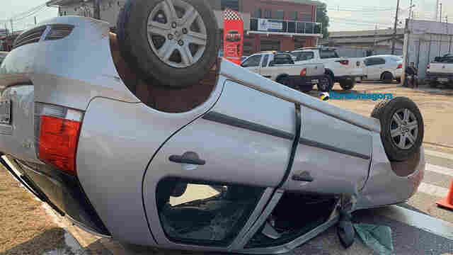 Motorista bate em carro estacionado e provoca capotamento na capital