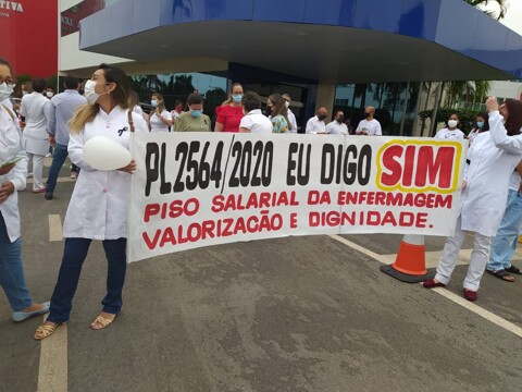 Bolsonaro transforma em lei projeto que fixa piso salarial nacional para a enfermagem