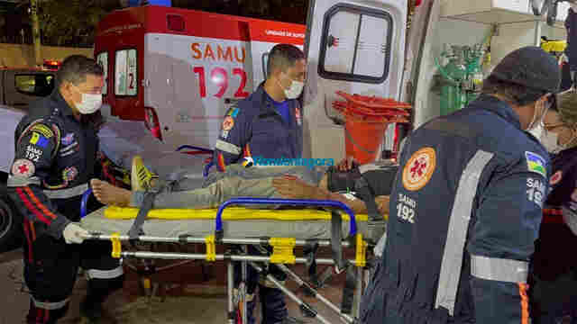 Policial reage a grupo que tentava matar homem e atinge um a tiros em frente a restaurante na capital