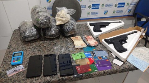 PM em Cacoal prende dupla com drogas, cartões e dinheiro