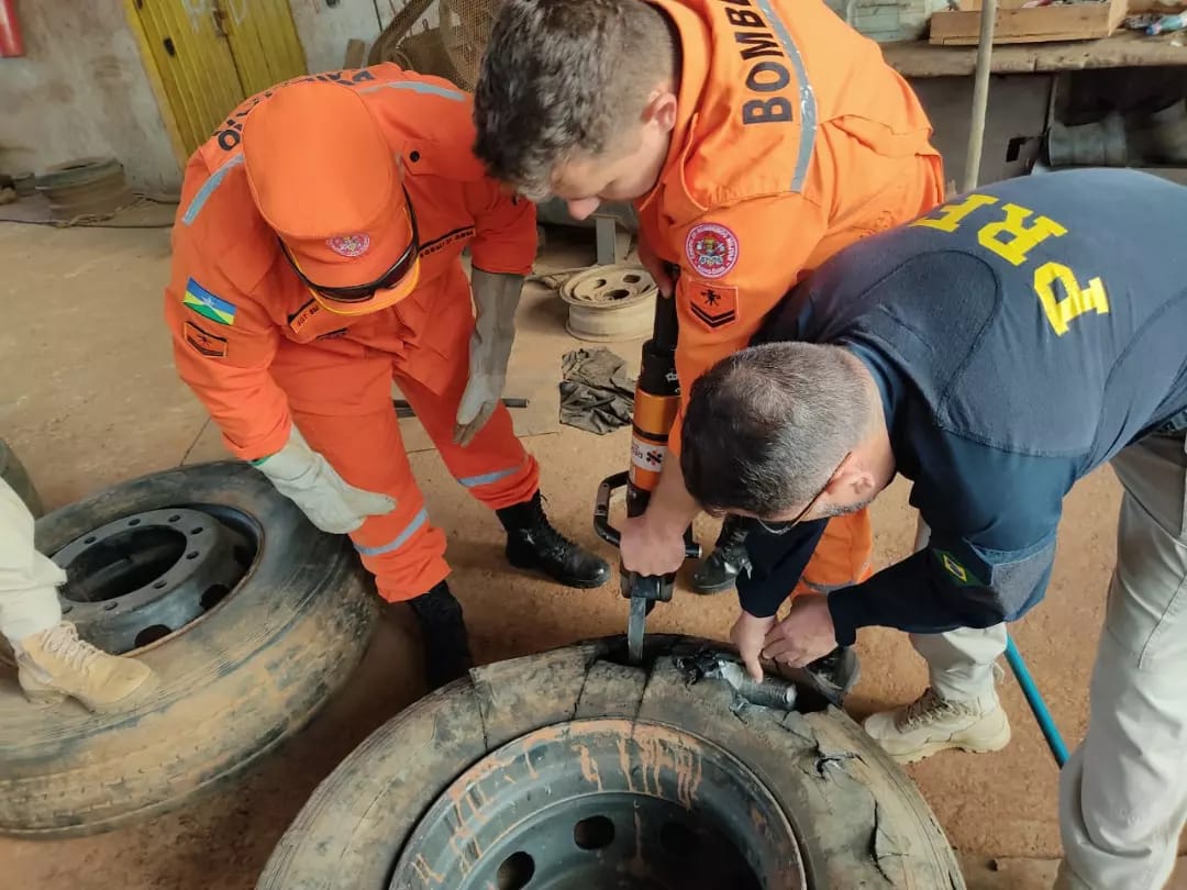 PRF aprende quase 200 quilos de cocaína em pneus de caminhão em Vilhena