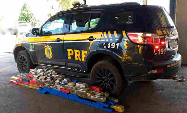 PRF apreende mais de 145 quilos de maconha e prende casal na BR-364