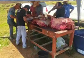 Vídeo: Fazendeiros da Ponta do Abunã doam carne e manifestantes fazem churrasco em bloqueio na BR-364