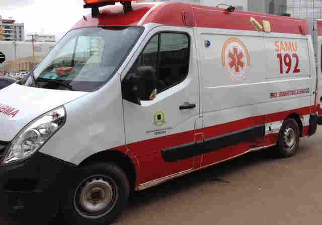 Jovem é atacado a facadas por adolescente ao entrar em ônibus