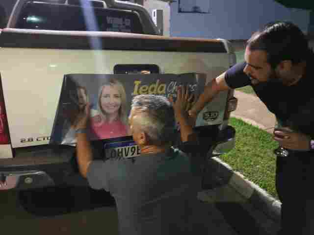 Candidatos da aliança União Brasil saem na frente com “adesivaço” na virada da noite