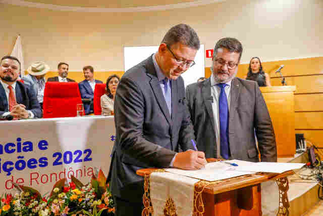 Marcos Rocha defende transparência e combate à corrupção ao firmar pacto pela democracia da OAB