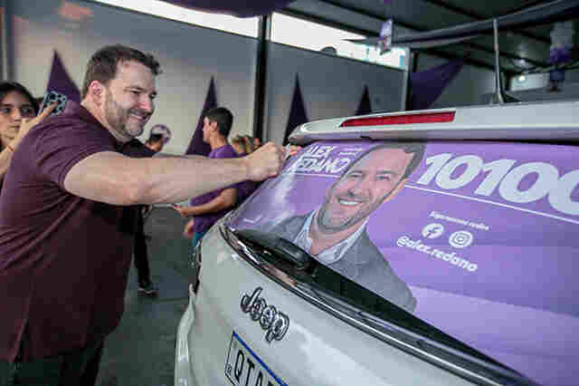 Alex Redano inaugura comitê na capital e promove adesivagem de veículos