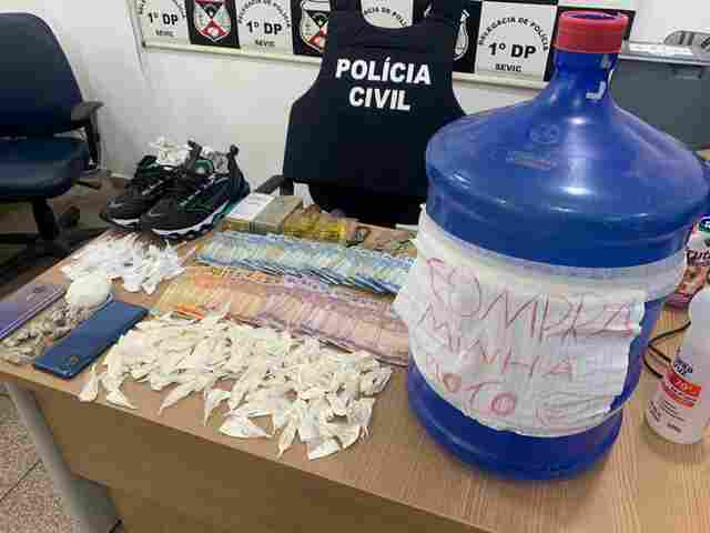 Polícia faz buscas para prender traficante e acaba prendendo irmão também com droga