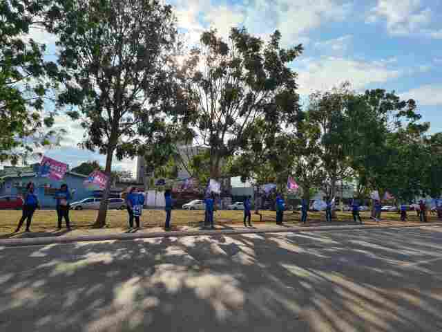 Candidatos aproveitam final de semana para fazer campanha de rua