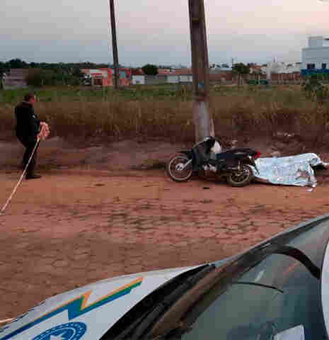 Mulher é morta pelo marido com várias facadas; acusado fugiu com filho de 3 anos