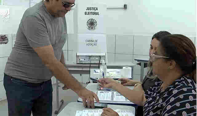 TSE reafirma proibição de uso de celular em cabine de votação