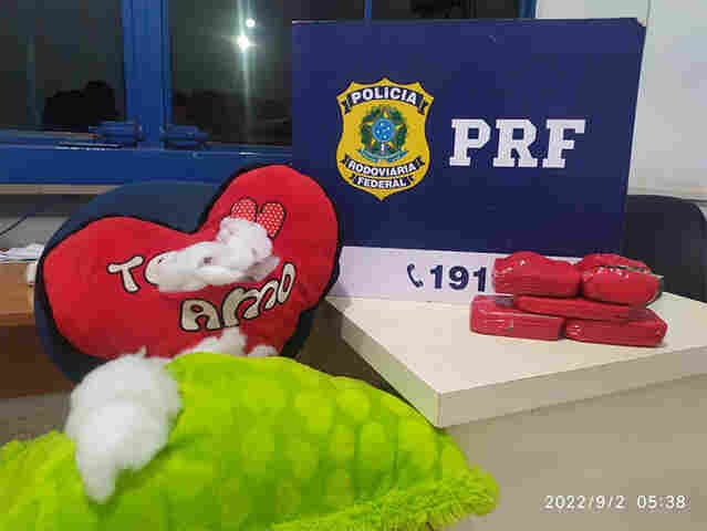 Duas jovens traficantes são presas pela PRF com mais de quatro quilos de cocaína