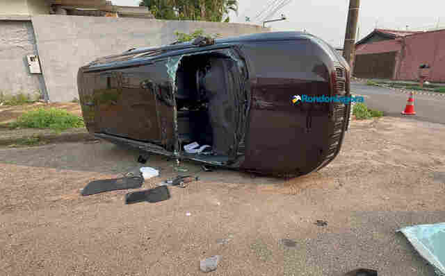 Acidente com capotamento na região central da capital deixa três feridos