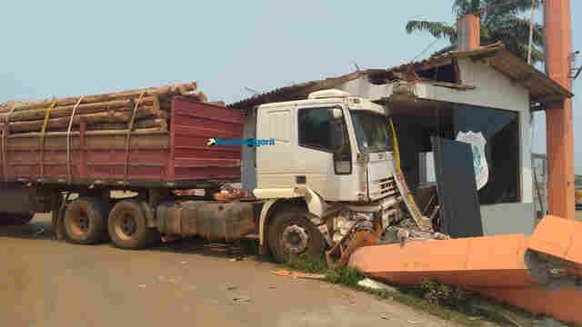 Carreta destrói guarita na entrada do Porto de Porto Velho