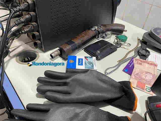 Bandido acaba imobilizado durante assalto e é espancado por populares