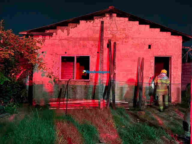 Residência é parcialmente destruída por incêndio na zona leste da capital