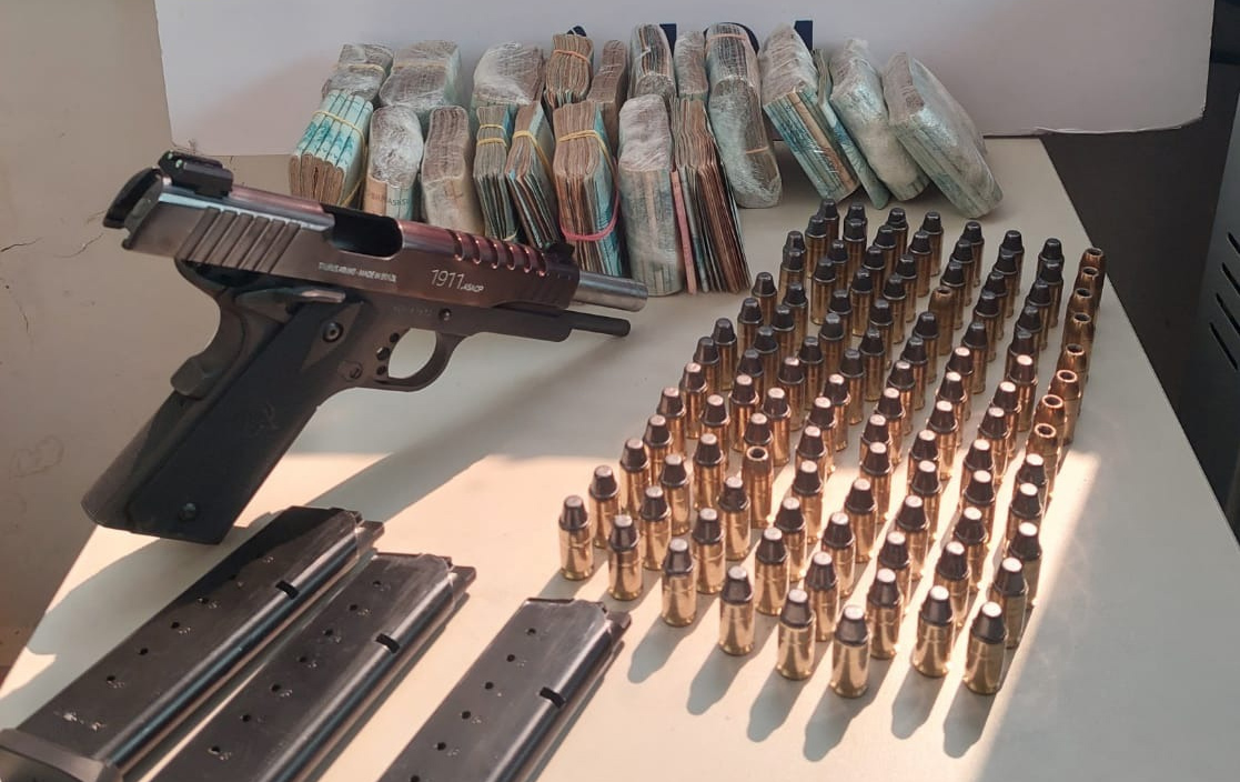 Jovem é detido pela PRF com arma, munição e mais de R$ 100 mil em dinheiro