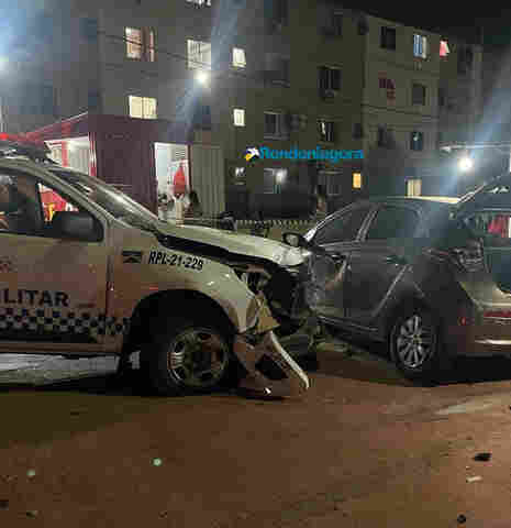 Criminosos são presos após roubo e fuga; viatura bate em carro onde bandidos estavam