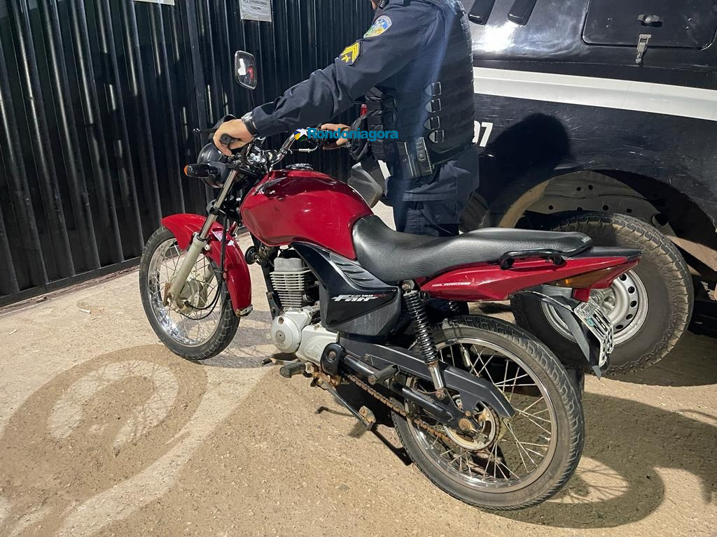 Casal é preso com moto roubada após passar pelo sinal vermelho
