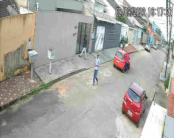 Um é baleado e outros dois são presos após roubo e fuga na capital